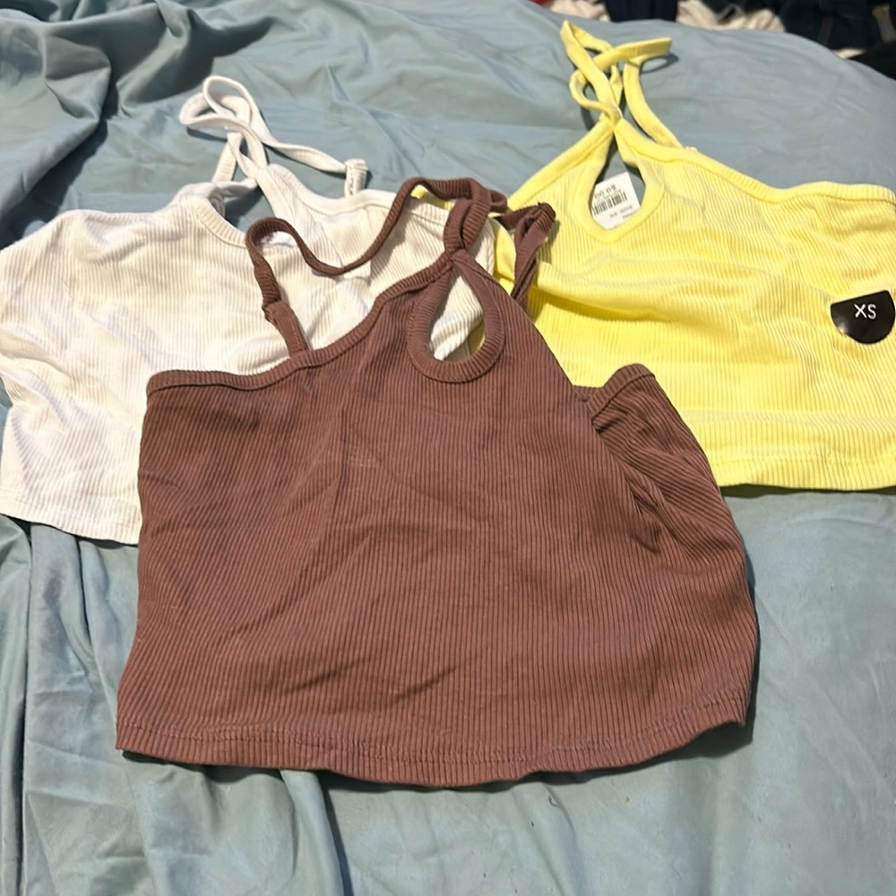 3 pack of crop tank tops.